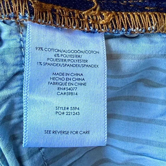 CAbi Women's Blue Jean Shorts with Frayed Hem. Size 4 - Picture 6 of 9